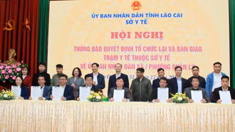 Bàn giao các trạm y tế về UBND các xã, phường quản lý