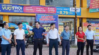 Đồng chí Dương Đức Huy - Trưởng Ban Tuyên giáo và Dân vận Tỉnh ủy kiểm tra công tác tuyên truyền, khánh tiết tại phường Lào Cai