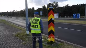 Ba Lan tái áp đặt kiểm soát biên giới với Đức và Litva