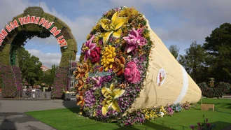 Bó hoa làm từ 108 giống hoa được xác lập kỷ lục Việt Nam tại Đà Lạt