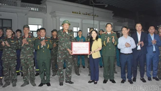 Phó Chủ tịch UBND tỉnh Vũ Thị Hiền Hạnh kiểm tra, chúc Tết cán bộ, chiến sĩ trực điểm bắn pháo hoa tại Khu đô thị Yên Bái Riverside 