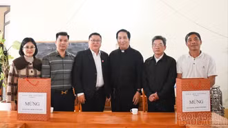 Đoàn công tác tặng quà nhân dịp Giáng sinh cho giáo xứ Yên Hưng.