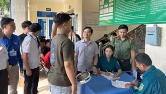 Lãnh đạo xã Bảo Ái động viên các thành viên Hội đồng khám tuyển nghĩa vụ quân sự xã và các công dân tham gia khám tuyển. 