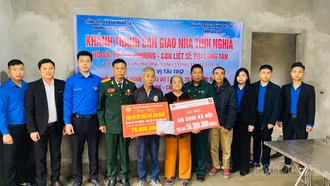 Lãnh đạo Phường Nam Cường, Hội Hỗ trợ gia đình liệt sĩ tỉnh và các nhà tài trợ trao tặng kinh phí hỗ trợ xây nhà tình nghĩa cho gia đình bà Phương.