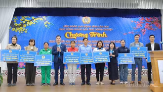 Trao 215 suất quà Tết cho công nhân lao động tại Khu công nghiệp phía Nam