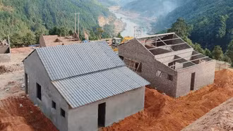 Phấn đấu đến ngày 5/12 hoàn thành việc cất nóc 35/35 căn nhà khu tái thiết thôn Kho Vàng