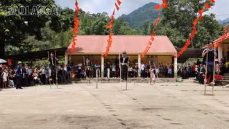 Rộn ràng Ngày hội tết tháng 7 của người Mông xanh ở xã Nậm Xé