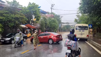 Mưa lớn khiến một số tuyến đường trên địa bàn phường Cam Đường ngập sâu, gây ách tắc cục bộ