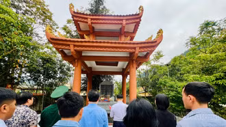 Dâng hương tưởng niệm các anh hùng liệt sĩ tại Mường Khương 
