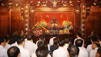 Đoàn đại biểu tỉnh Lào Cai dâng hương Chủ tịch Hồ Chí Minh và các Anh hùng liệt sĩ nhân dịp Đại hội đại biểu Đảng bộ tỉnh lần thứ I, nhiệm kỳ 2025 - 2030