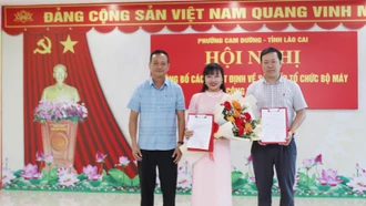 Công bố các quyết định về công tác cán bộ tại phường Cam Đường