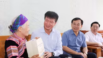 Chủ tịch UBND tỉnh Trần Huy Tuấn thăm, tặng quà các gia đình chính sách, người có công tại phường Cam Đường