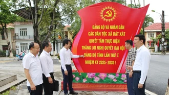Trưởng ban Tuyên giáo và Dân vận Tỉnh ủy Dương Đức Huy kiểm tra công tác tuyên truyền, khánh tiết tại xã Bát Xát