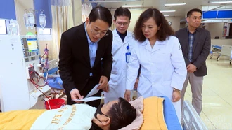 Lãnh đạo Ủy ban MTTQ Việt Nam tỉnh thăm, tặng quà bệnh nhân đang điều trị tại Bệnh viện Đa khoa số 1 và Trung tâm Y tế khu vực Trấn Yên