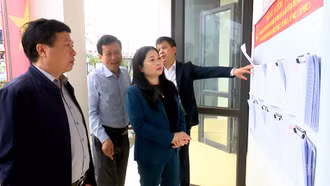 Phó Chủ tịch UBND tỉnh Vũ Thị Hiền Hạnh kiểm tra công tác chuẩn bị bầu cử tại đơn vị bầu cử số 4