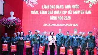 Phó Thủ tướng Phạm Thị Thanh Trà thăm, tặng quà một số cơ quan, trường học, người dân phường Cam Đường và các xã Bát Xát, Trịnh Tường