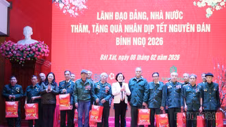 Phó Thủ tướng Phạm Thị Thanh Trà thăm, tặng quà một số cơ quan, trường học, người dân phường Cam Đường và các xã Bát Xát, Trịnh Tường