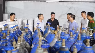 Phá đường dây sản xuất khí cười cực lớn, bắt 11 đối tượng