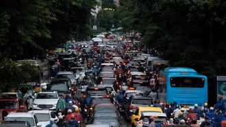 Lái xe không chấp hành tín hiệu đèn giao thông để nhường đường cho xe ưu tiên, xe cấp cứu có bị xử phạt không?