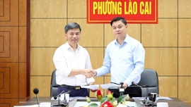 Bàn giao hồ sơ cọc giải phóng mặt bằng thuộc Dự án Đầu tư xây dựng tuyến đường sắt Lào Cai - Hà Nội - Hải Phòng