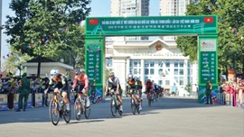 Gay cấn trên đường đua, sôi động trên đường phố