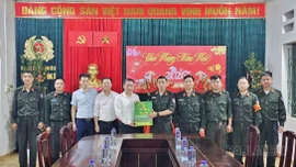 Phường Cam Đường thăm, chúc Tết lực lượng trực Tết và công nhân môi trường đêm Giao thừa