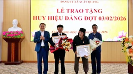 Đảng ủy xã Xuân Quang tổ chức Lễ trao tặng Huy hiệu Đảng đợt 3/2