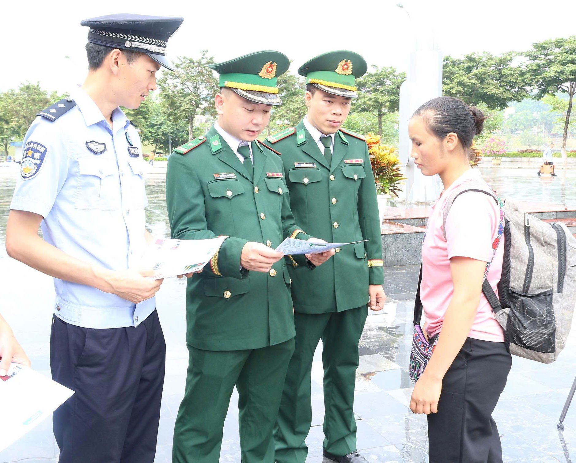 Thông qua hoạt động tuyên truyền giúp du khách, cư dân 2 bên biên giới nâng cao nhận thức, ý thức chấp hành pháp luật về quản lý, bảo vệ biên giới, cửa khẩu. z6957373006049-bcc51034cf948a53d6d2c6cba9d6c2bc.jpg