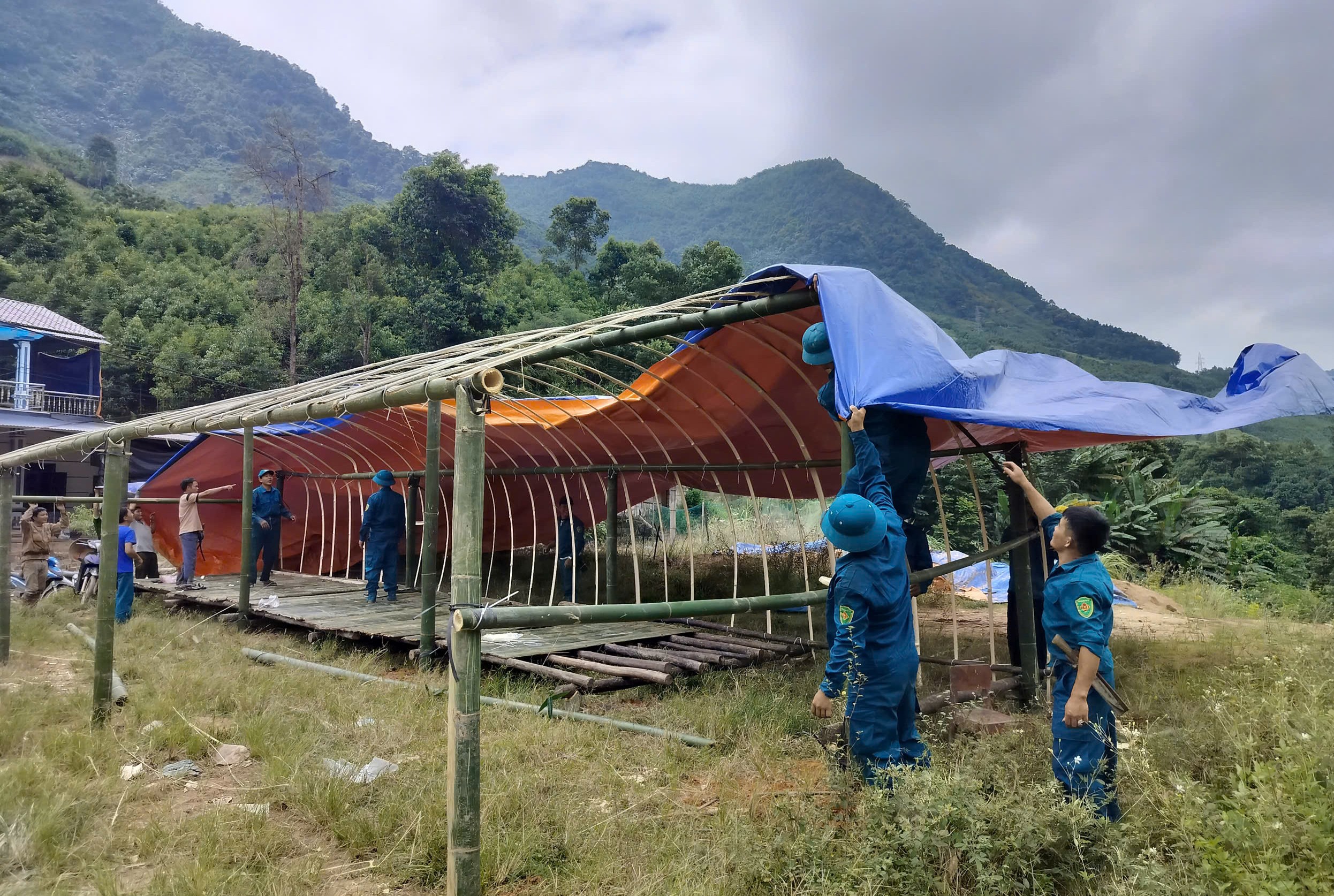 Lực lượng dân quân xã vận chuyển vật liệu, dựng nhà bạt cho các hộ dân. z7082620119067-54088b5107690258a2f56e57293a9244.jpg