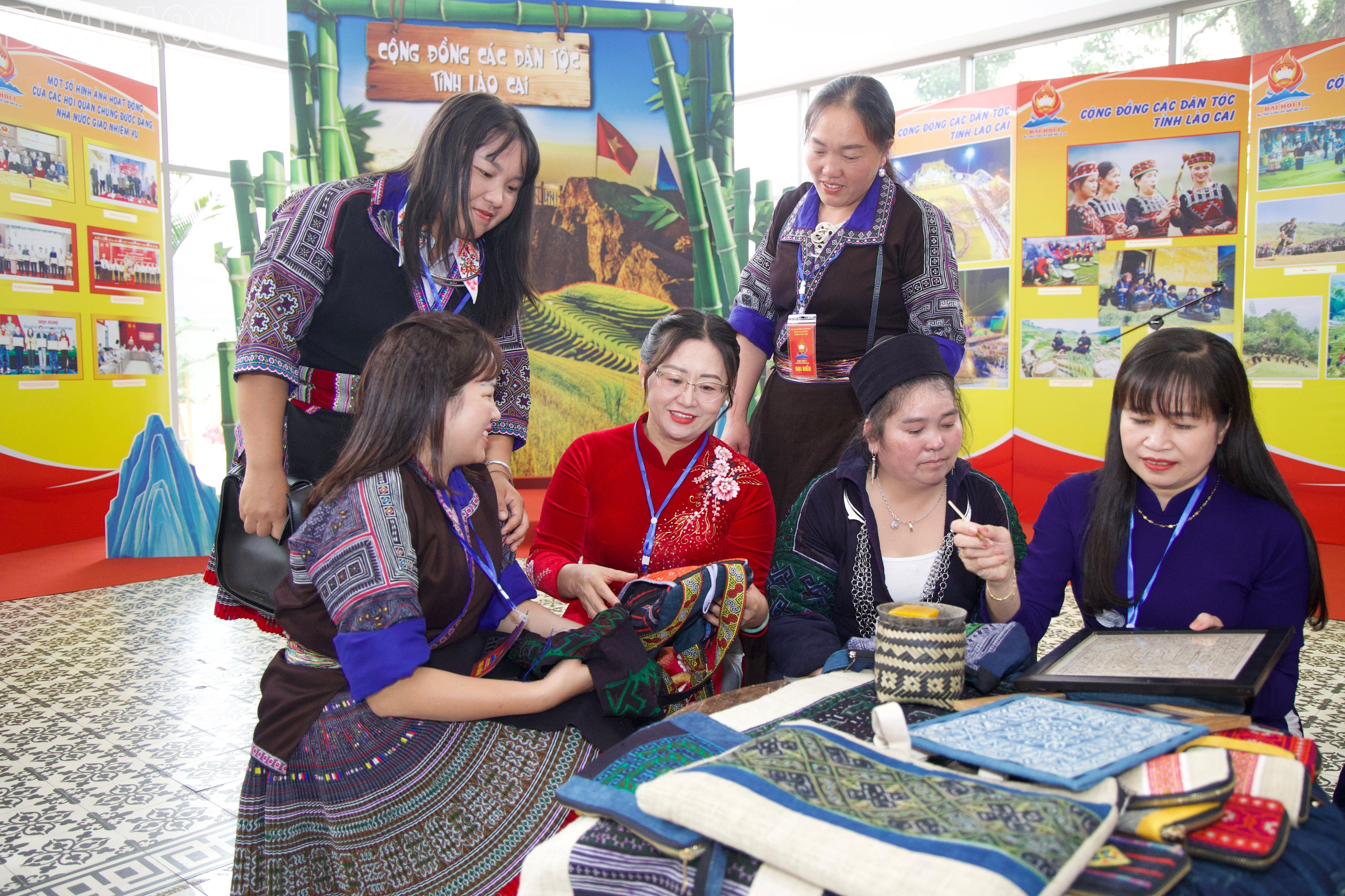 Lãnh đạo tỉnh và các đại biểu tham quan các gian trưng bày tại đại hội. baolaocai-tl_z7175107451537-57f27c0d46ae3975fd9cd6af0fd42843.jpg