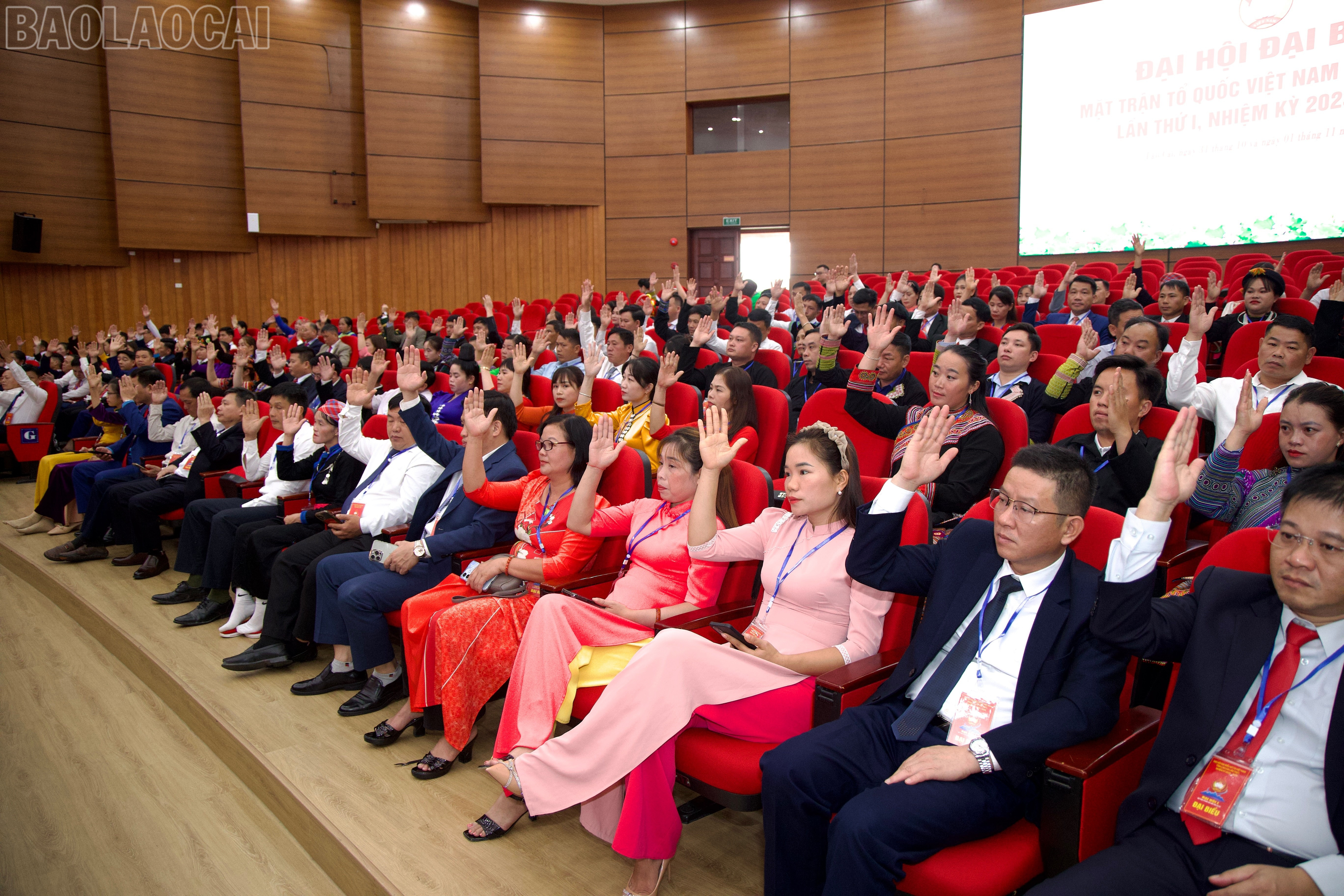 Đại biểu dự đại hội biểu quyết các nội dung, chương trình đại hội. baolaocai-tl_z7175116776178-9e270b3922997e09c16ea2fdd57e0d21.jpg