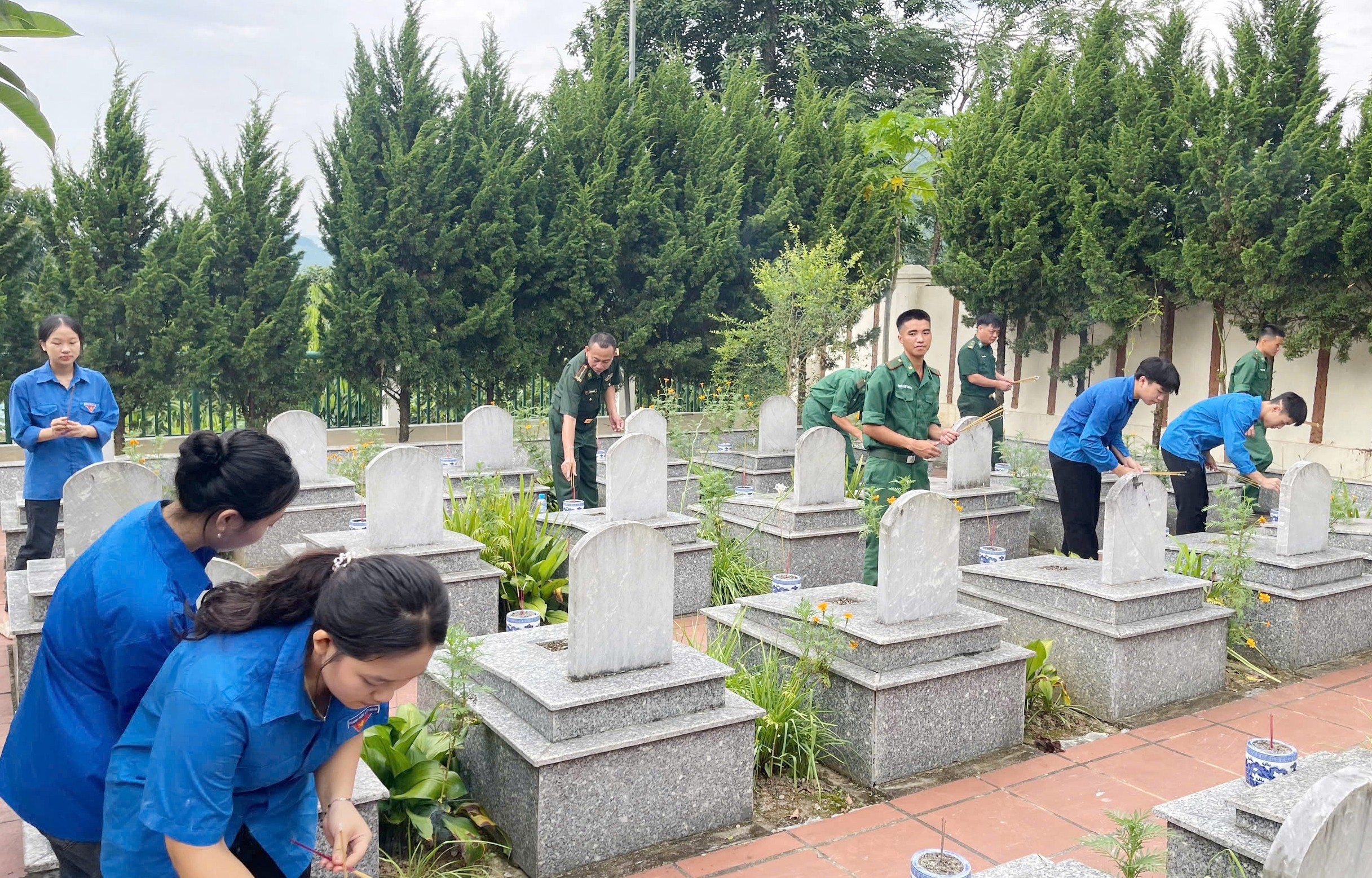 Cán bộ, chiến sĩ và đoàn viên thanh niên địa phương dọn vệ sinh, thắp hương tưởng niệm tại các nghĩa trang liệt sĩ. z6836842142519-855eb88d6a9450a9290e5780f43a253c.jpg