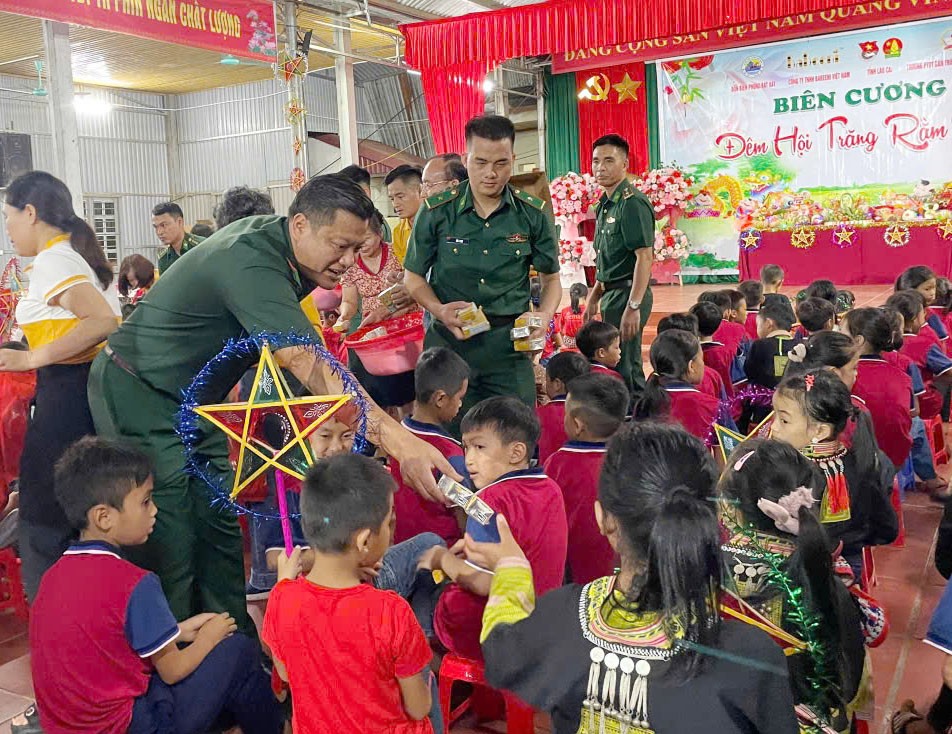 Hàng ngàn món quà nhỏ gồm bánh, kẹo, đồ chơi... được các đồn biên phòng phối hợp trao tặng nhân dịp tết Trung thu đã mang lại niềm vui ấm áp, thay lời chúc mừng các em nhỏ đón trung thu đoàn viên. z7075713934403-633829f73d97ec9c13d91d3ac97aa89f.jpg