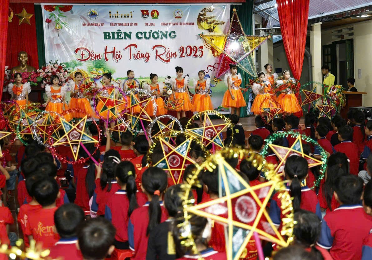 Không chỉ tổ chức ở thôn, bản khó khăn, các đồn biên phòng cũng phối hợp tổ chức chương trình tại các trường học, tạo không khí sôi nổi, hào hứng cho các em học sinh. z7075713911981-75c221306fab52acba64403b0f8decfb.jpg