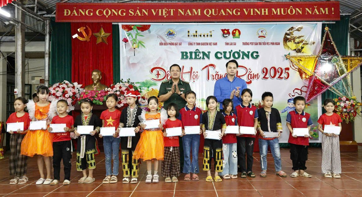 Những suất học bổng mùa trăng tròn thêm phần ý nghĩa khi giúp con đường tới trường của trẻ em vùng cao, biên giới vơi bớt khó khăn. z7075871696952-09d087f5dc426e25cb424eaf7371ff21.jpg