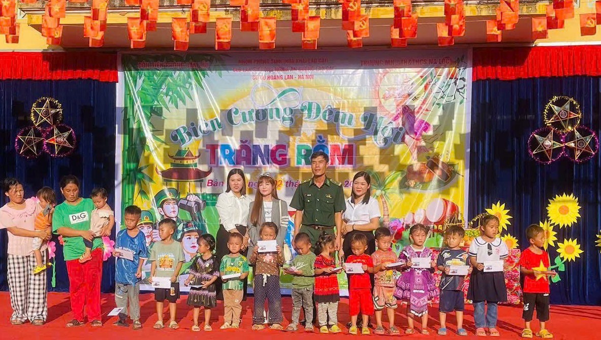 Các cá nhân, tổ chức hảo tâm trong và ngoài tỉnh chung tay, góp sức cùng các đơn vị biên phòng tổ chức cho các em nhỏ đón trung thu trọn vẹn. Ngoài tặng quà, các đơn vị cũng phối hợp trao tặng hàng trăm suất học bổng cho học sinh có hoàn cảnh khó khăn. z7075949478247-0a5cba9b1a2ae76244c7c0579bb54173.jpg