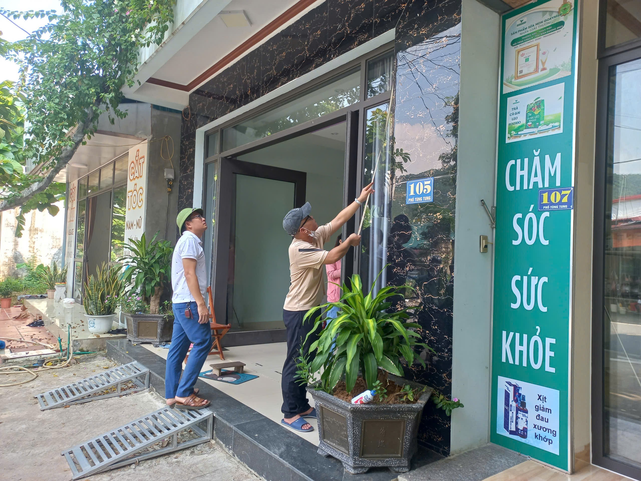 Thành phố Lào Cai tổ chức thống kê tài sản, vật kiến trúc trên đất của các hộ dân có nhà ở bị ảnh hưởng bởi thiên tai. z5868506893629_fd4a1fcfe0a8c6b9a6bf78e9af7fc36e.jpg