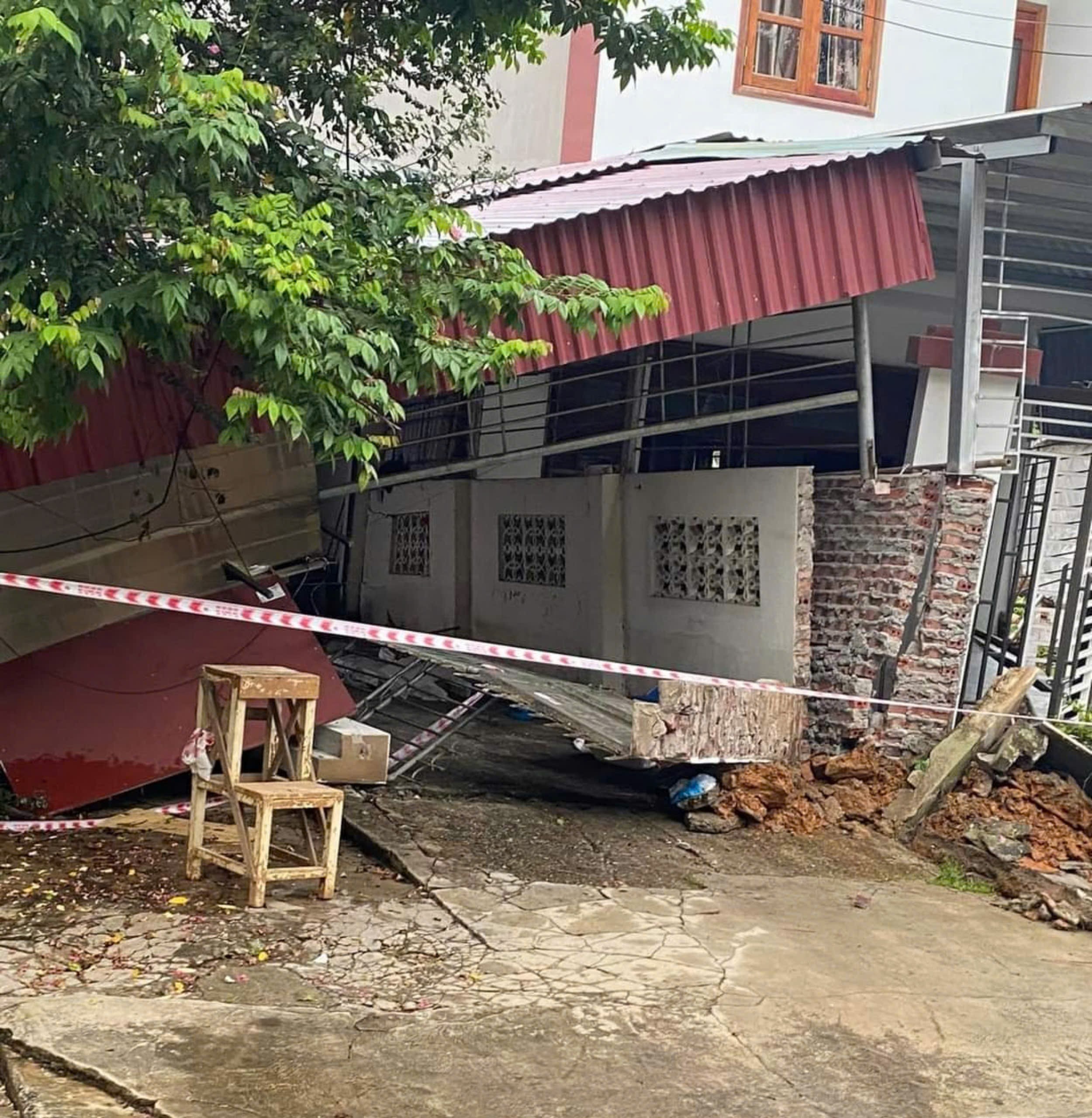 Nhiều nhà ở trên địa bàn thành phố bị sập đổ, hư hỏng nghiêm trọng do ảnh hưởng của thiên tai. z5868506886292_e17b7cbcd83d0cace92c1a2d7bbdbecc.jpg