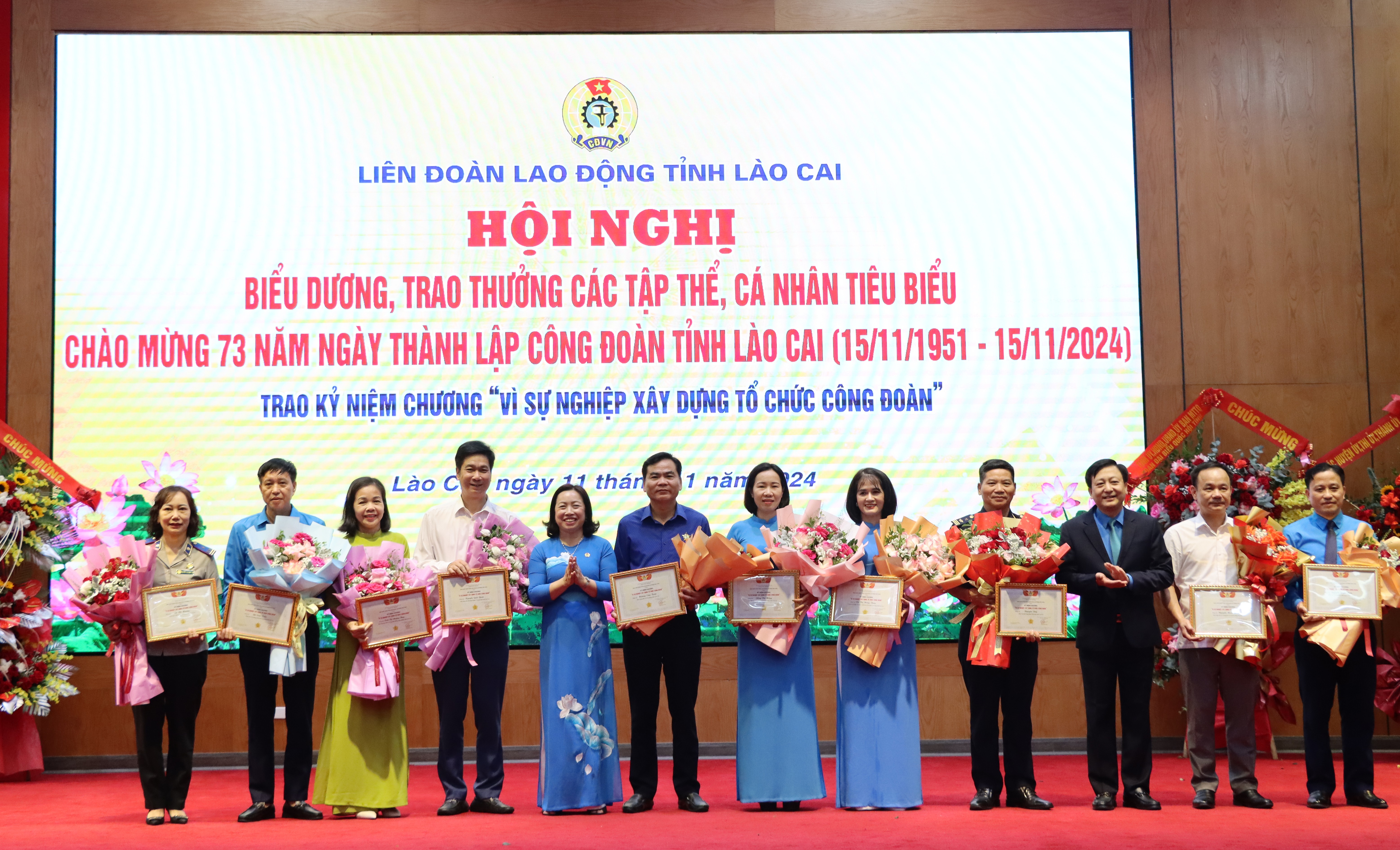 Trao tặng kỷ niệm chương cho các cá nhân. img-0092.jpg
