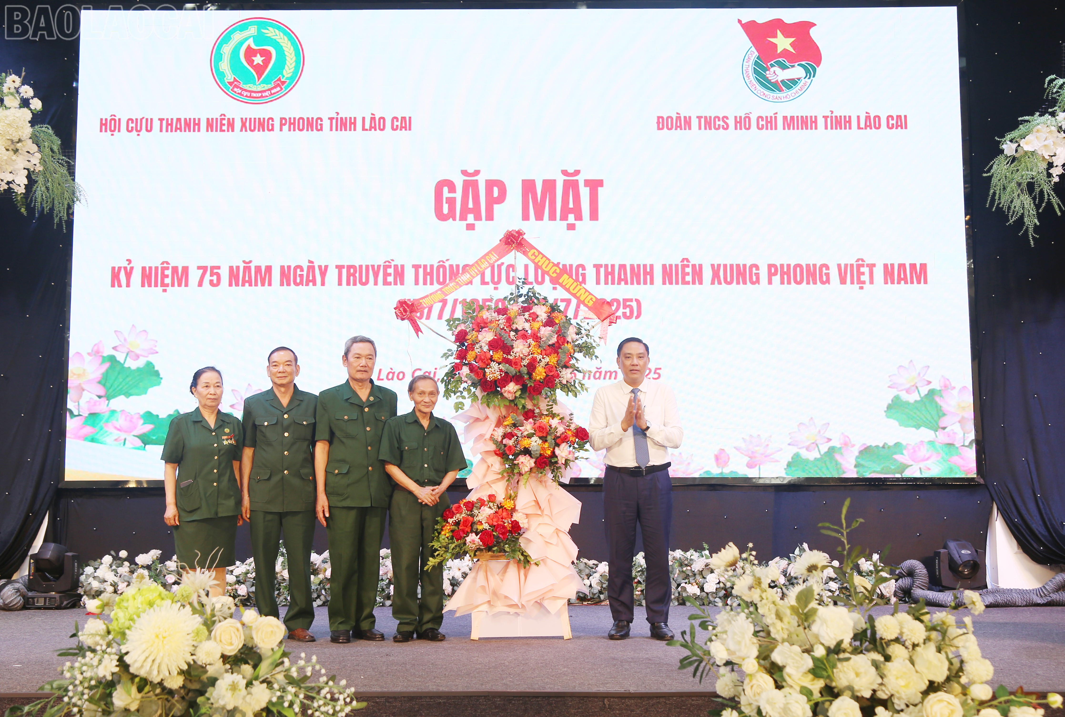 Đồng chí Hoàng Giang, Phó Bí thư Tỉnh ủy tặng hoa chúc mừng Hội Cựu Thanh niên xung phong tỉnh Lào Cai. baolaocai-tl_img-7456.jpg