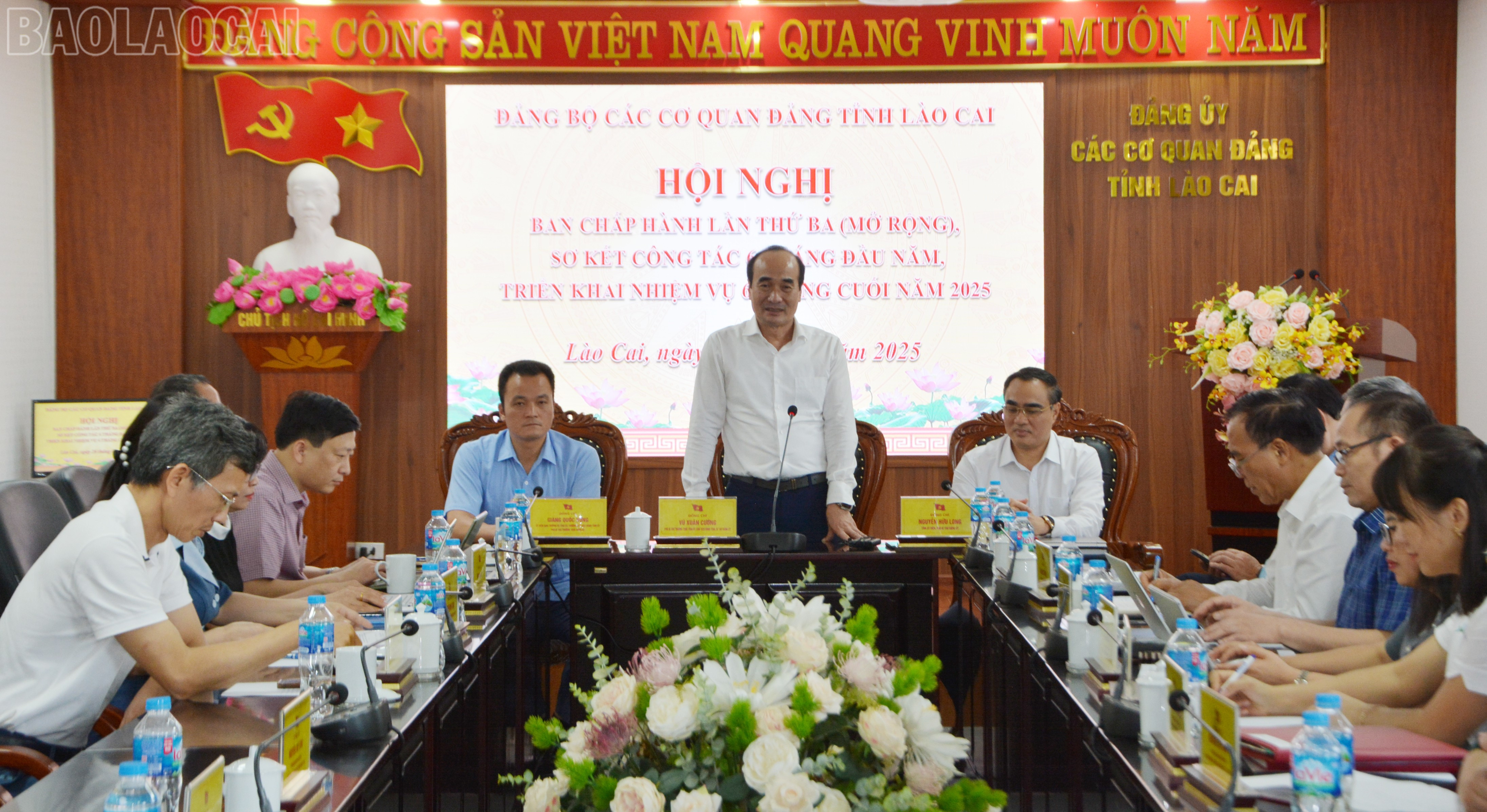 Đồng chí Vũ Xuân Cường, Phó Bí thư Thường trực Tỉnh ủy, Chủ tịch HĐND tỉnh, Bí thư Đảng ủy Các cơ quan Đảng tỉnh phát biểu tại hội nghị. baolaocai-tl_dsc-7123.jpg