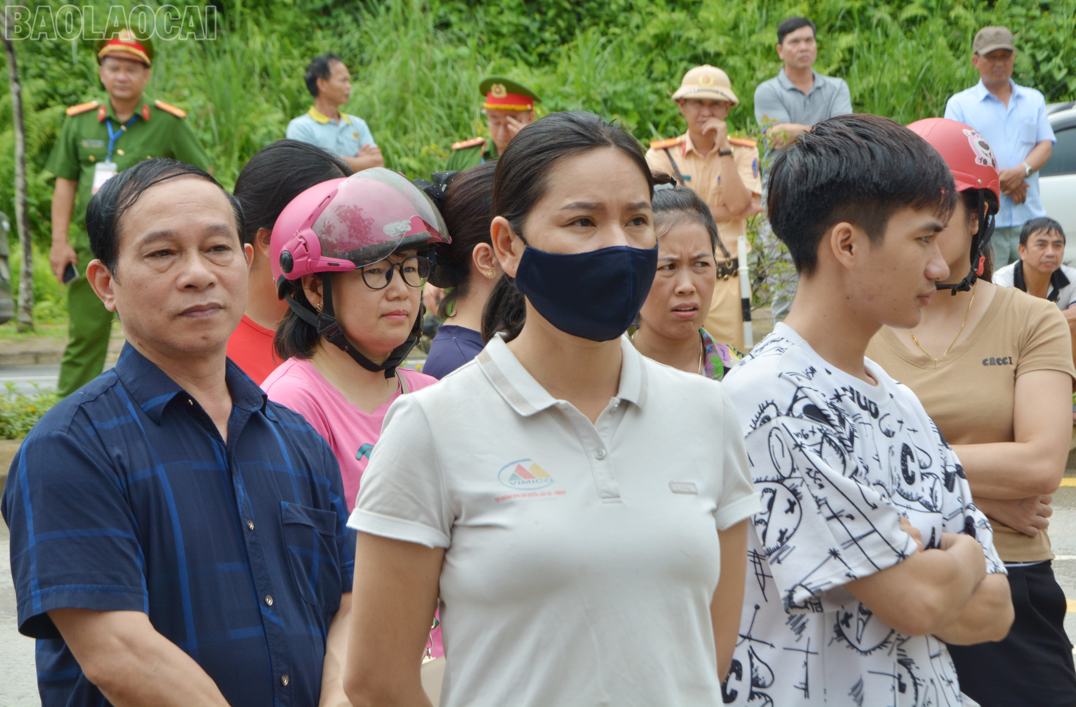 Phụ huynh đứng đợi thí sinh phía ngoài khu vực thi. Phụ huynh đứng đợi thí sinh phía ngoài khu vực thi.