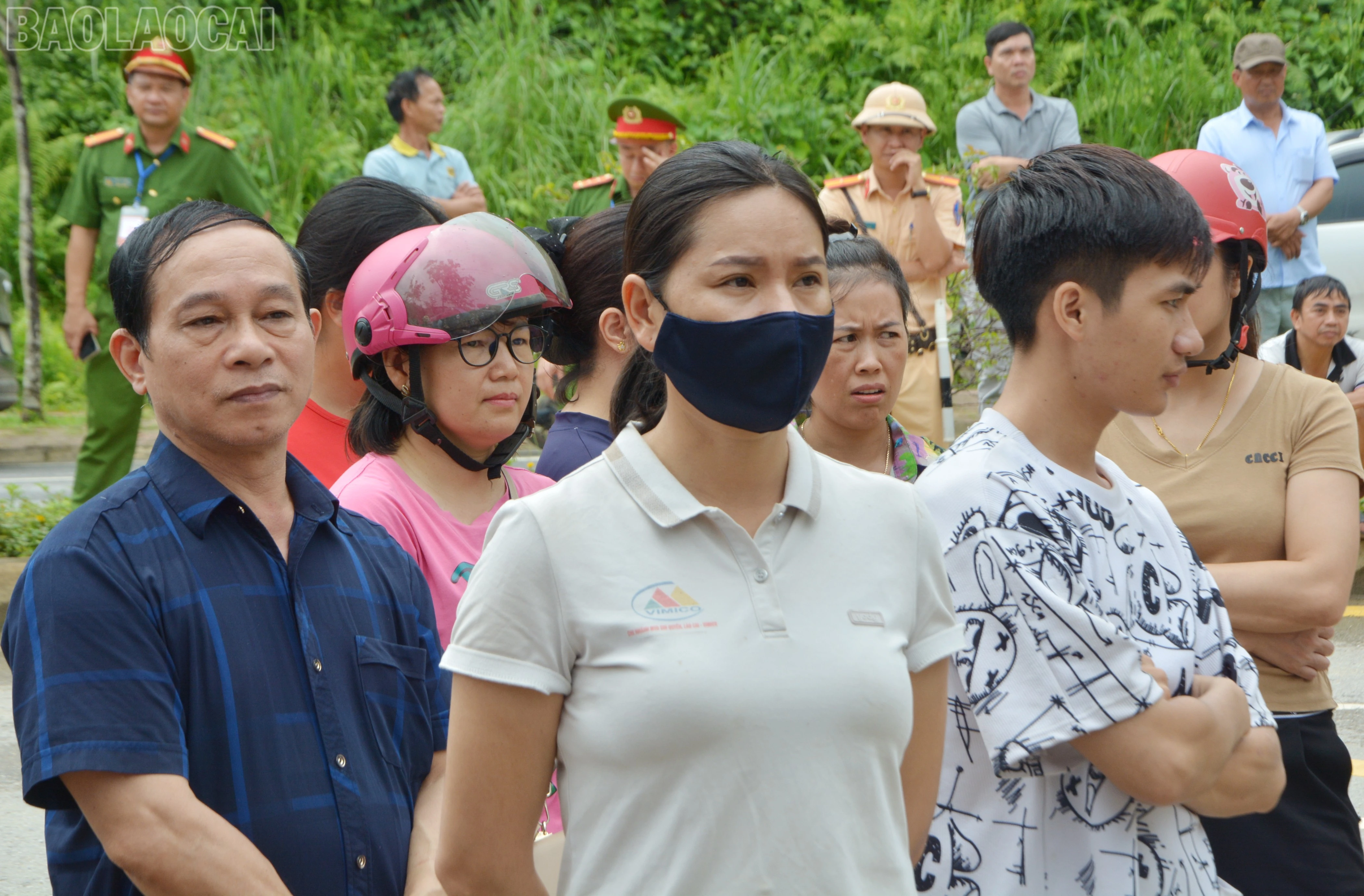 Phụ huynh đứng đợi thí sinh phía ngoài khu vực thi.