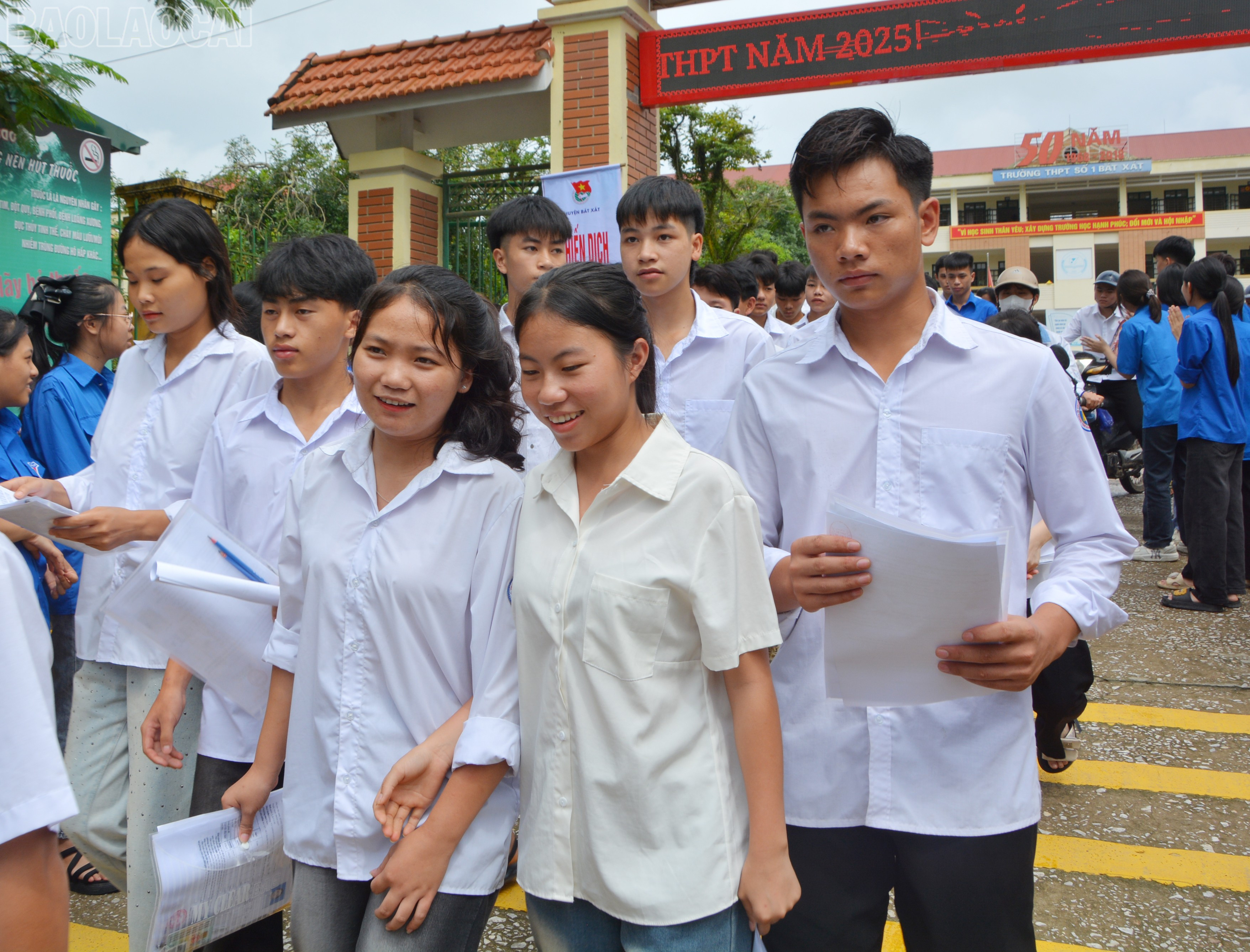 Nhiều thí sinh hoàn thành môn thi đầu tiên trong tâm trạng thoải mái, tự tin. Nhiều thí sinh hoàn thành môn thi đầu tiên trong tâm trạng thoải mái, tự tin.