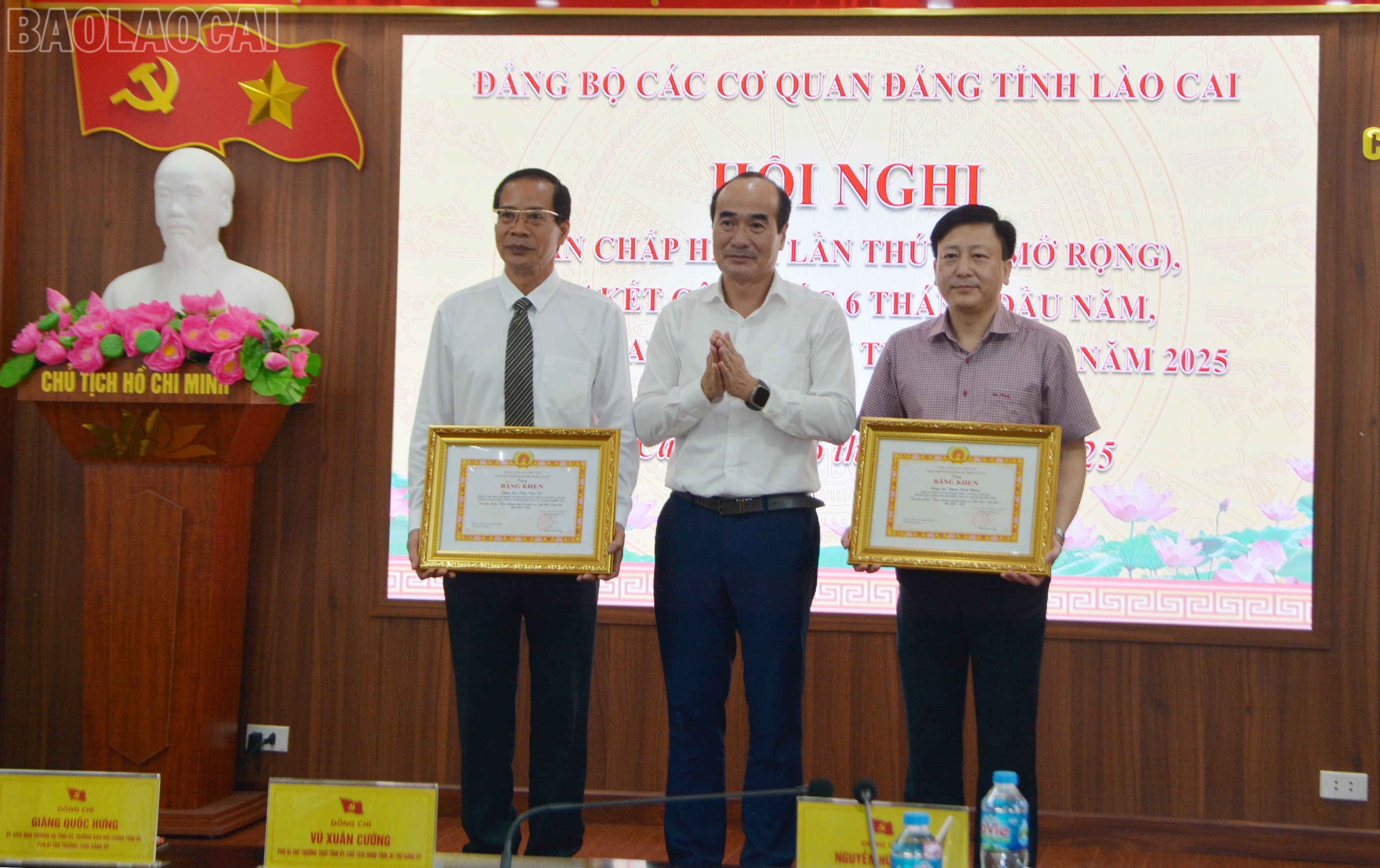 Đồng chí Vũ Xuân Cường, Phó Bí thư Thường trực Tỉnh ủy, Chủ tịch HĐND tỉnh, Bí thư Đảng ủy Các cơ quan Đảng tỉnh trao thưởng cho các tập thể, cá nhân. baolaocai-tl_dsc-7152.jpg