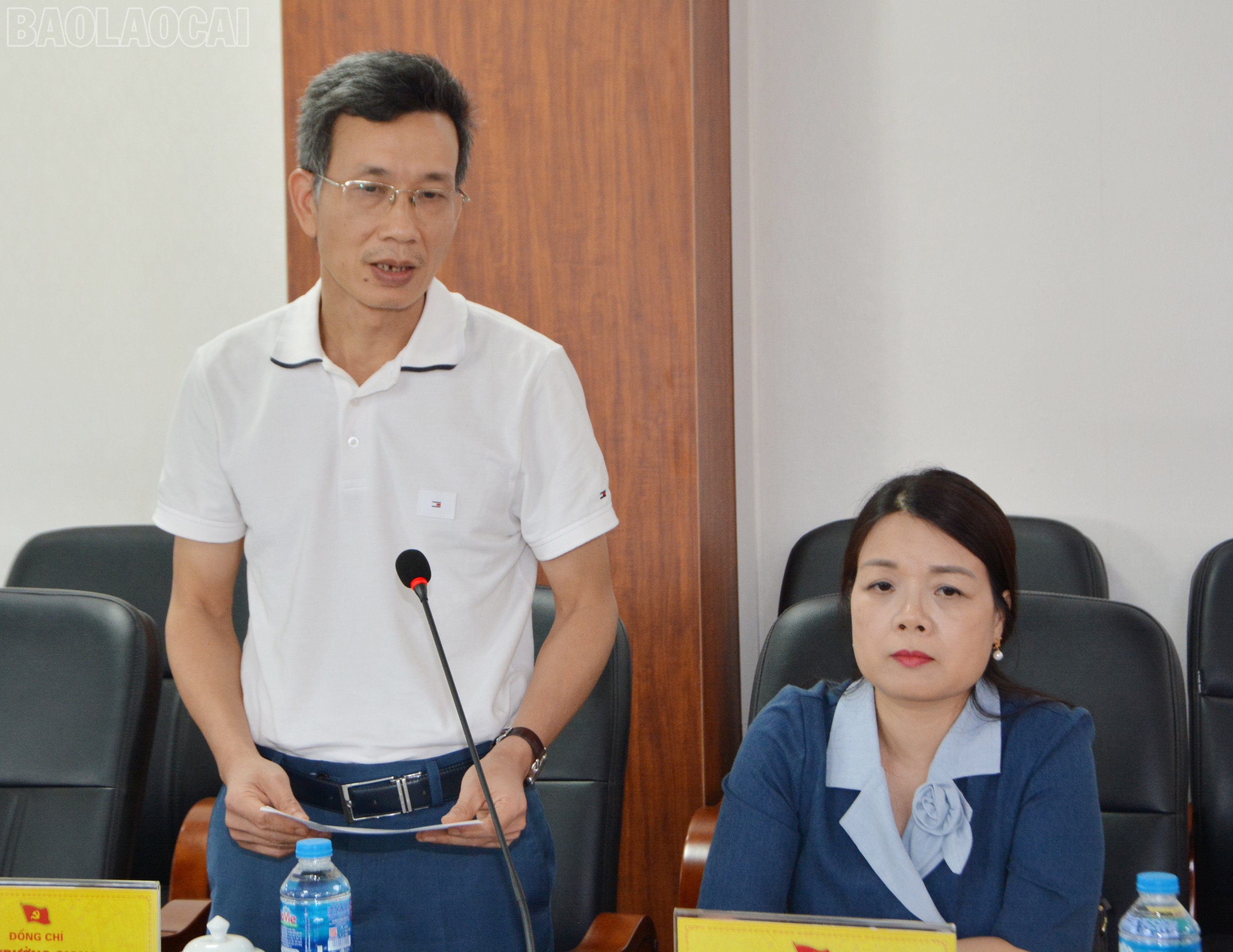 Các đại biểu phát biểu ý kiến tại hội nghị. baolaocai-tl_dsc-7098.jpg