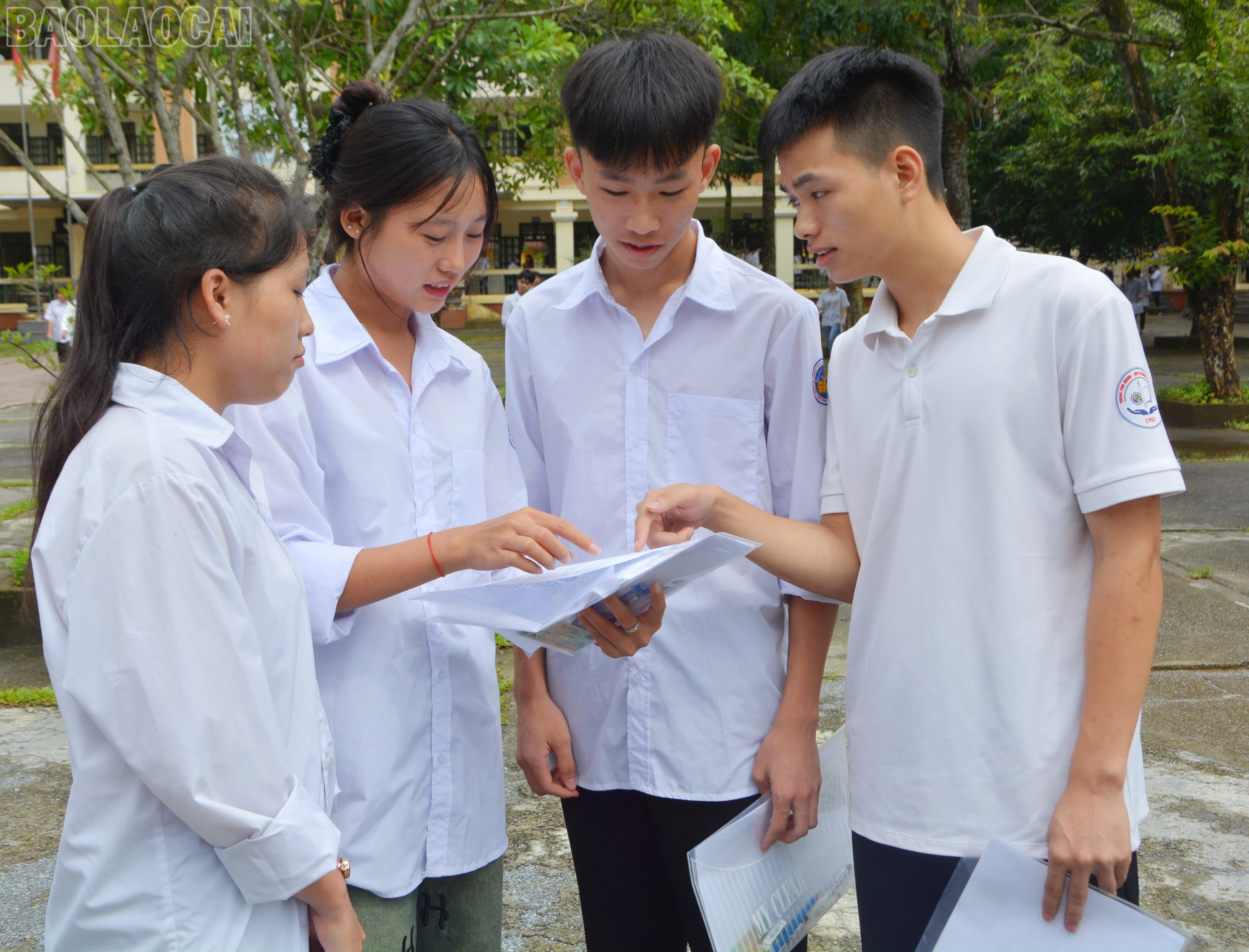 Thí sinh thảo luận về đề thi sau khi kết thúc môn thi.