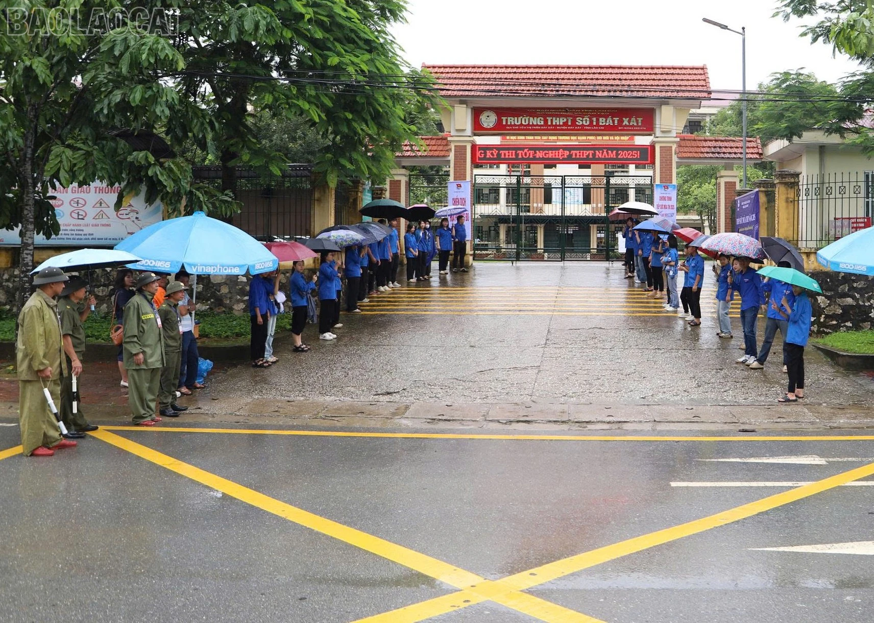 Lực lượng tham gia bảo vệ an ninh, trật tự cơ sở tích cực thực hiện nhiệm vụ tại khu vực thi.