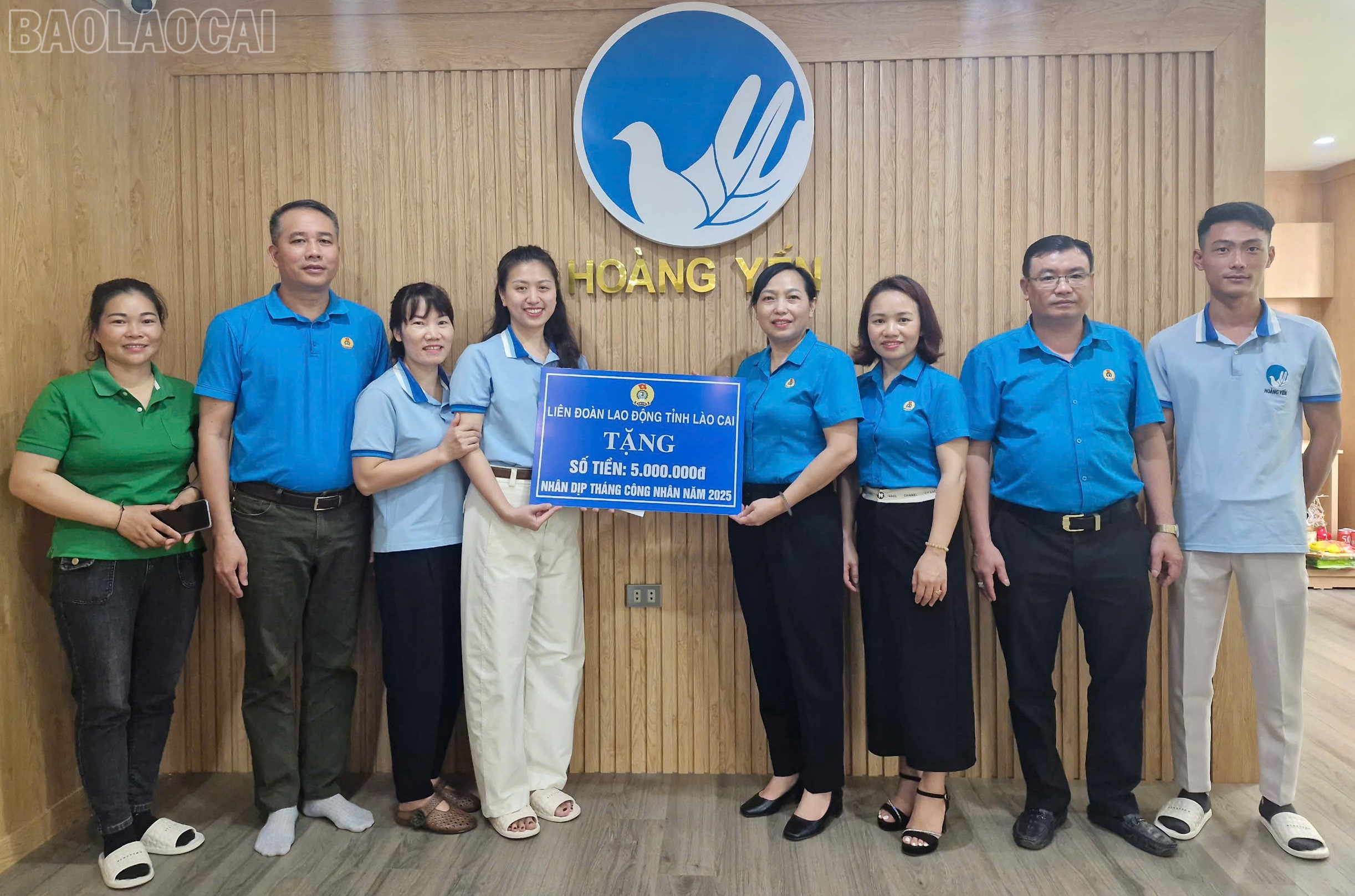 Đoàn công tác thăm, tặng quà Công ty TNHH Vệ sinh môi trường Hoàng Yến. baolaocai-tl_z6579403050771-f745c71becf4a5a738b17963e9340751.jpg