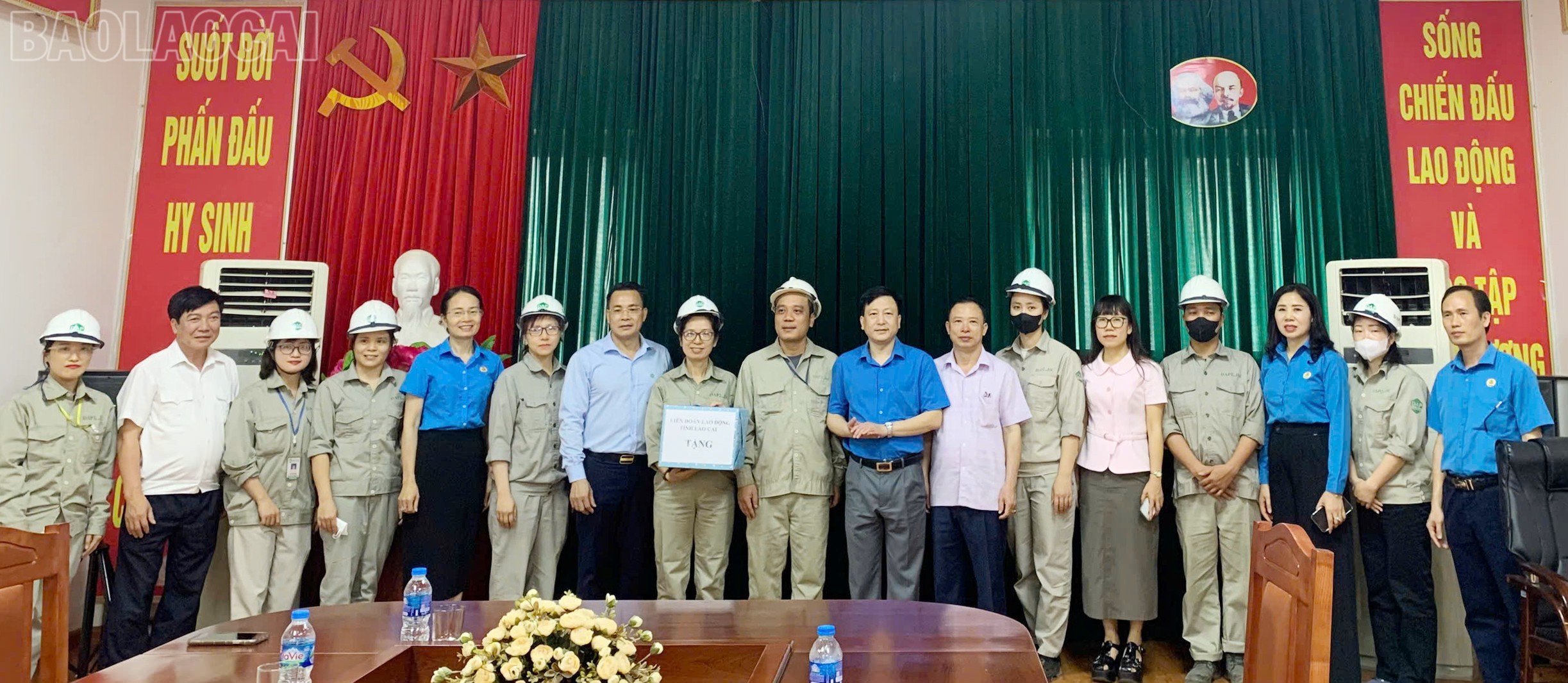 Đoàn công tác thăm, tặng quà Công ty Cổ phần DAP số 2 - Vinachem. baolaocai-tl_z6580734026881-d372d56038eaac4c4f268908045363f6.jpg